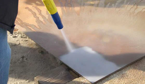 Phun cát làm sạch bề mặt kim loại